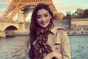 想跟谁一块哈？美女主播金佳悦：怎么变成一个人去巴黎~