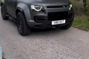 芒特这路虎卫士也太霸气了吧，你小子来训练都开这么好的车