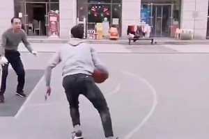 如果你在野球场有如此跳投技术，那几乎就无敌了！