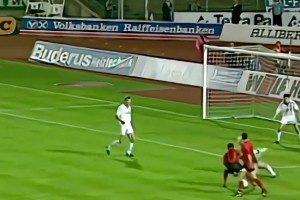 狮王卡恩也有这么尴尬的瞬间啊？这球让人想起梅西晃过拜仁后防