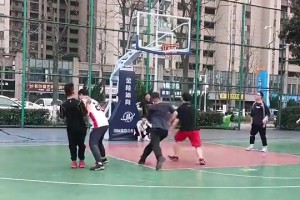 真会玩啊！坎贝奇这身“巴斯光年”的装扮什么水平？