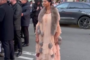 落落大方美丽自信！科比大女儿娜娜参加时装周活动 越来越漂亮了