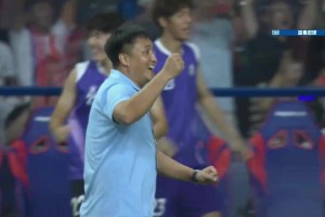 不放弃！淮安队三球落后，看台上的淮安球迷仍旧为球队加油助威！