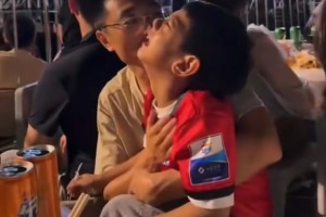 温情苏超！淮安小球迷痛哭，父母安慰：已经很棒了！❤
