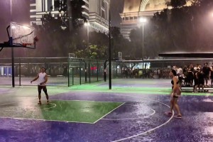 老詹宣布“决定2”之后，解说依力爆笑模仿各解说员的反应