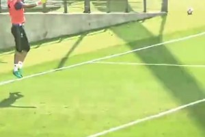 真不避讳！德佩直接上手搂着女裁判，手被甩开后还臭脸了