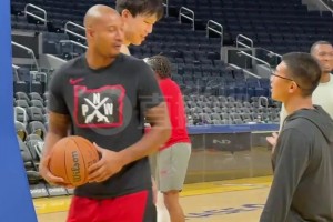 高质量掩护！杨瀚森与夏普打挡拆，后者轻松跳投命中