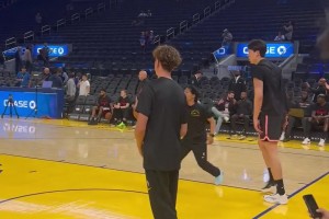 杨瀚森三分命中后，与助教撞胸庆祝！随后还调皮抢断了助教