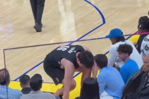 体力确实扛不住！杨瀚森被换下时，直接往场边地上一坐，看着很累