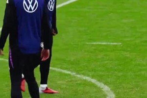 六亲不认的步伐！国家队训练中的快乐阿德耶米！