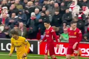 硬汉！当年远藤航强硬防守对方后，安菲尔德响起热烈掌声