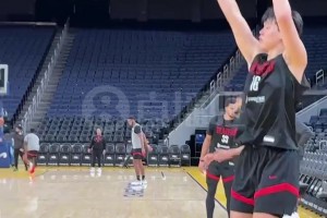 杨瀚森热身训练，在助教帮助下练习篮下终结！