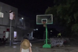 太秃然了！詹姆斯“决定二”后现身湖人球馆笑容满面进行训练！