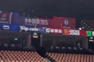 小盆友们似乎还不太兴奋~小佩顿笑眯眯给4位库里小球迷签名