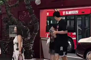 羡煞众人❤球迷拍到杨瀚森与女友约会，两人甜蜜依偎