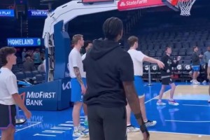 期待完整阵容回归！雷霆杰伦-威廉姆斯左手投篮训练