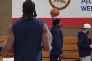 小卡与比尔击掌，比尔张大嘴大喊一声