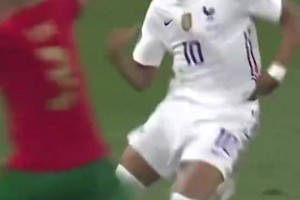 姆巴佩1v1单挑佩佩，没想到被一招化解