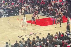 全场球迷都炸了！杨瀚森背运过人转身上篮打进，简直就是小约基奇