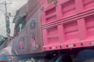 这是真爱粉啊！美国高速公路出现“梅西”卡车！