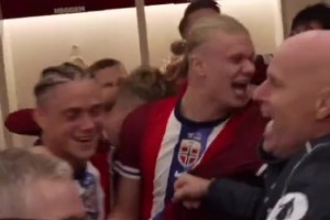 距世界杯一步之遥！挪威全队赛后在更衣室狂欢