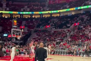 全场球迷一片欢呼！网友晒观赛视频：杨瀚森下快攻，对抗后失衡上篮打进