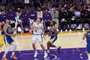 拉拉维亚上空篮两次不中，幸亏后面补进！老詹从想抱头变鼓掌