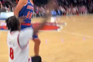 标志性投篮+庆祝！JR在尼克斯名人赛上重现“天堂之门”