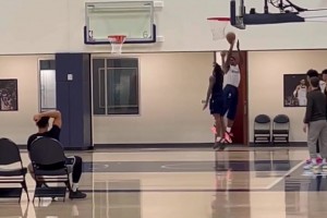 越来越像那个谁？华子练习不下球直接转身跳投，命中率还可以！