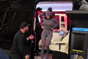 杨瀚森投进第二个三分后，现场一名中国球迷扯破喉咙大喊：杨瀚森，牛逼！