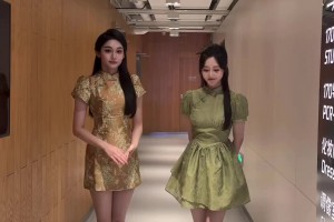 你更喜欢谁呢？美女主播婧雯和果果一块尬舞：今天不是一个人哦~