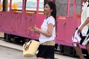 杨瀚森一记小拉杆上篮看得场边一女球迷尖叫，还大喊：杨瀚森牛X