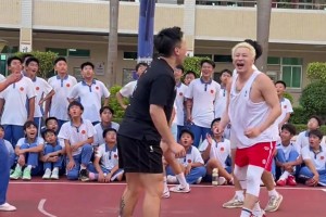 比卢普斯谈杨瀚森：他上半场有点挣扎，但突然就爆发，像火箭一样起飞