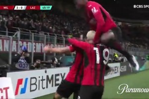 安东尼再秀“圆规”神技，不过这次队友们投来了满意的眼神