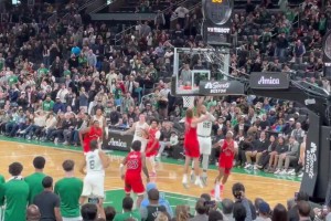 季前赛这么刺激的绿军中锋蒂尔曼抛投绝杀猛龙！主场燃炸了！