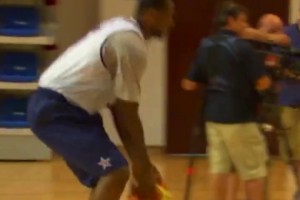 08年美国梦八队内训练，詹姆斯和保罗互相打闹，甜瓜一旁看着