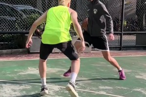 野生中国杜兰特1v1单挑篮球网红 别的不说 拜佛这下还挺像