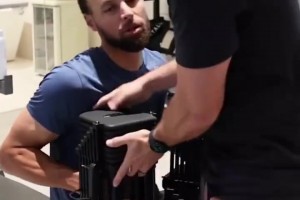 十年功勋球员离开了！库里在力量训练时想到了卢尼！