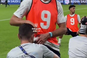 我也想摸摸摸！C罗赛前竟然有人专门按摩大腿肌肉