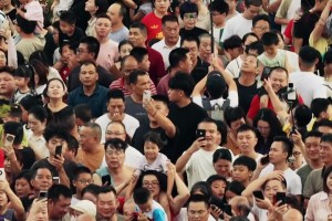 苏超球员不惜冒受伤风险对脚，央视解说嘉远赞叹：双方真拼啊