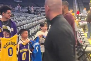 啊这！威少给小球迷签了雷霆和火箭球衣，略过了湖人球衣