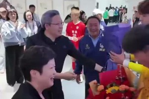 敢袭击圆神！安东尼庆祝时遭球迷扔水瓶