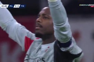 迈尼昂精彩的脚下技术，令佛罗伦萨球员无可奈何