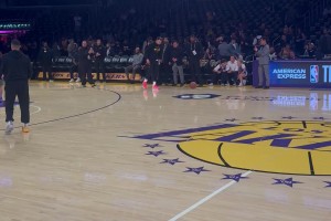 这球感是真无敌！东契奇赛前玩后场超远三分，直接空心入网