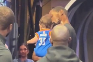 杜兰特虽然还是单身，但抱小孩的手势也太娴熟了吧