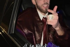 意气风发！霍姆格伦在战胜火箭后摇下车窗炫耀自己的总冠军戒指~