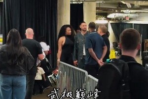 这就是爱情～克莱女友梅根赛后来接克莱下班回家~