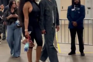 这身材确实夸张！克莱赛后与女友马冬梅手牵手离场