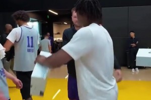 东子老板大气～给湖人球员一人送了一双球鞋