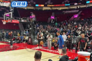 小学生很会整活啊！库里赛前热身大秀脚法